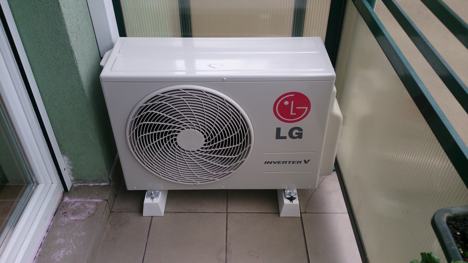 klimatyzator LG na balkonie